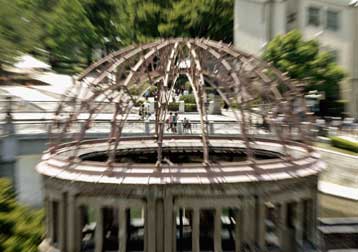 Χιλιάδες τίμησαν τη μνήμη των ανθρώπων που χάθηκαν στη Χιροσίμα και το Ναγκασάκι