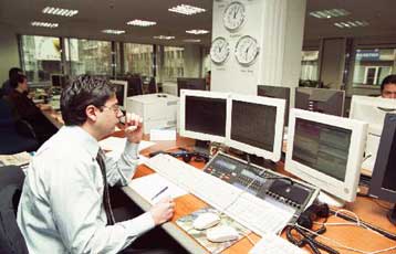 Σε τιτλοποίηση ληξιπρόθεσμων οφειλών προχωρεί εντός του 2005 η κυβέρνηση