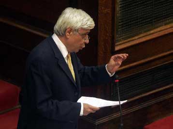 Εν μέσω αντιπαραθέσεων «πέρασε» στη Βουλή το νομοσχέδιο για το μεταναστευτικό