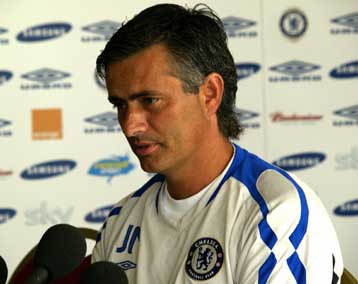 «Πόλεμος» δηλώσεων μεταξύ Βενγκέρ-Μουρίνιο πριν το Community Shield