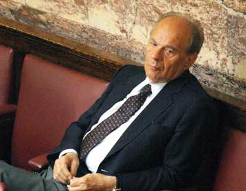 Αρνείται κάθε σχέση με την απόλυση υπαλλήλου της Βουλής ο Αχιλλέας Καραμανλής