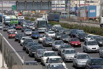 Συνεχίζεται κατά κύματα η φυγή από τις πόλεις για τις διακοπές του Αυγούστου