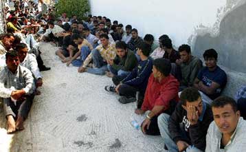 Αλιευτικό σκάφος με 125 λαθρομετανάστες εντοπίστηκε νότια της Κρήτης