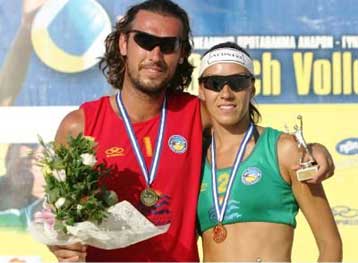 Ξενάκης και Νικολαΐδου στέφθηκαν «Βασιλιάς και Βασίλισσα της άμμου»