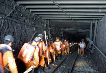 Αγώνας δρόμου για τη σωτηρία 103 εγκλωβισμένων ανθρακωρύχων στη νότια Κίνα