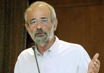 Επίθεση Αλαβάνου στην κυβέρνηση για το 42% των δημάρχων και τις σχέσεις με τον ΣΕΒ