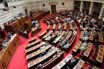 Προσφυγή στην Αρχή Προστασίας από την απολυθείσα υπάλληλο της Βουλής