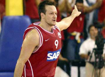 Ο Γιώργος Γιαννουζάκος στο ρόστερ του Πανιωνίου