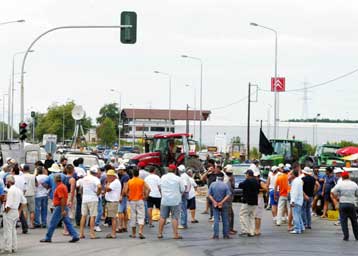 Ανοιγοκλείνουν τα μπλόκα οι ροδακινοπαραγωγοί της Πέλλας