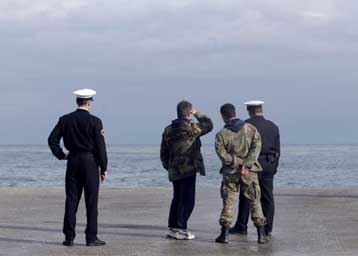 Εντοπίστηκε και ρυμουλκήθηκε στην Κρήτη το σκάφος που μετέφερε λαθρομετανάστες