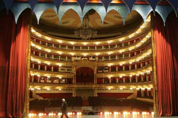 «Στοπ» στην ανακαίνιση του θεάτρου Μπολσόι λόγω αδυναμίας χρηματοδότησης