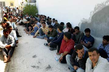 Σε αναζήτηση χώρου «φιλοξενίας» 98 λαθρομεταναστών βρίσκονται οι Αρχές στα Χανιά