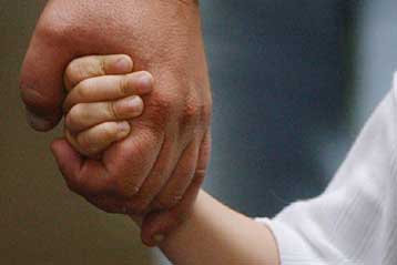 Ένας στους 25 πατέρες «μεγαλώνει ξένο παιδί»