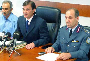 Πανδαιμόνιο κατά την προσαγωγή του δράστη της δολοφονίας Κούσογλου στον εισαγγελέα