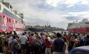 Μαζική η έξοδος των Αθηναίων για τον Δεκαπενταύγουστο