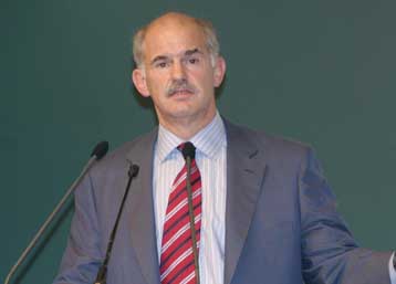 Αποδόμηση της κυβέρνησης και έξοδο του ΠΑΣΟΚ από τα «χαρακώματα» ετοιμάζει ο Γ.Παπανδρέου