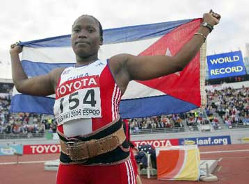 Χαμηλές πτήσεις από την Τσιολακούδη, παγκόσμιο από τη Μενέντεζ