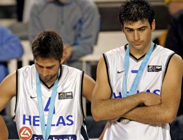 Ασημένιο μετάλλιο για την ομάδα μπάσκετ νέων, που έχασε 65-63 κόντρα στη Λιθουανία