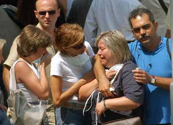 Σκληρές στιγμές στην αναγνώριση των θυμάτων του μοιραίου αεροσκάφους