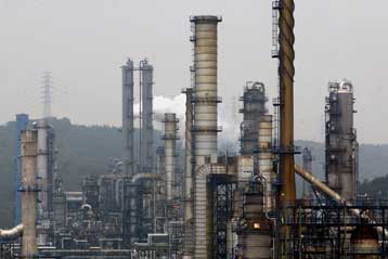 Μικρή πτώση στις τιμές του πετρελαίου καθώς τα διυλιστήρια των ΗΠΑ ανακάμπτουν