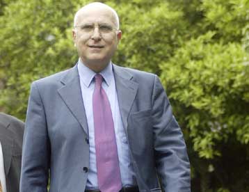 Λάθος χαρακτηρίζει ο Έλληνας επίτροπος στην ΕΕ την επιβολή ΦΠΑ στα ακίνητα