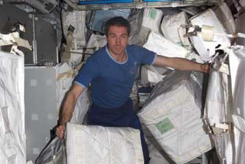 Ρώσος κοσμοναύτης θέτει νέο ρεκόρ παραμονής στο Διάστημα