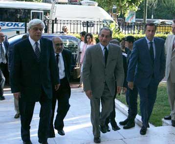 Επαφές Παπαδόπουλου στην Αθήνα για το Κυπριακό στη σκιά της τραγωδίας