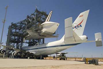 Το Discovery επιστρέφει στη Φλόριντα «καβάλα» σε Boeing 747