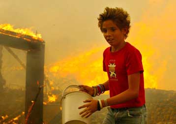 Μάχη σε 21 μέτωπα δίνουν χιλιάδες πυροσβέστες και στρατιώτες στην Πορτογαλία