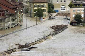 Πλημμύρες και κατολισθήσεις φέρνουν χάος στην Ελβετία και την Αυστρία