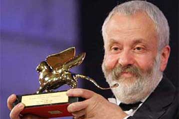 Ενθουσιασμός στο Λονδίνο για τη νέα θεατρική παράσταση που σκηνοθετεί ο Μάικ Λι