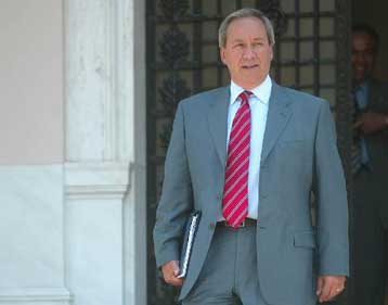 Αυστηρή συγκράτηση των δαπανών του Δημοσίου στον προϋπολογισμό του 2006