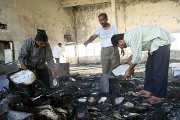 Συγκρούσεις μεταξύ σιιτών σκιάζουν τις προσπάθειες για έγκριση του ιρακινού Συντάγματος