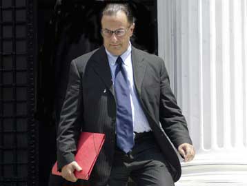 Υψηλό, παρά τη μείωση, το ποσοστό της ανεργίας στη χώρα, λέει ο υπουργός Απασχόλησης