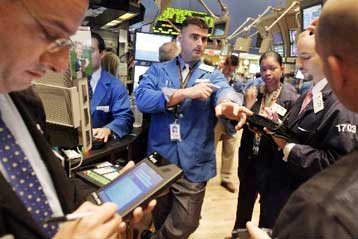 Ανέκαμψε η Γουόλ Στριτ, συνεχίστηκε η πτώση στα ευρωπαϊκά χρηματιστήρια την Πέμπτη