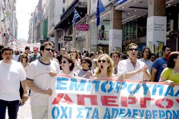 Με μικροεπεισόδια συνοδεύτηκε η πρεμιέρα του νέου ωραρίου καταστημάτων