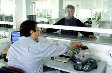 Έως και 700 ευρώ περισσότερο φόρο θα πληρώσουν οι μισθωτοί για το 2006