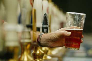 Αντιδράσεις στη Βρετανία για νόμο που θα προβλέπει πώληση αλκοόλ όλο το 24ωρο