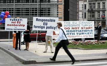 Να μπλοκάρει τις ενταξιακές διαπραγματεύσεις της Τουρκίας απειλεί η Λευκωσία