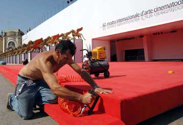 Με ασιατικό αέρα και χολιγουντιανή λάμψη άνοιξε η 62η Μόστρα