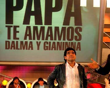 Τρελό χαρακτήρισε ο Ντιέγκο Τζούνιορ τον Μαραντόνα, που εξέφρασε την αποστροφή του