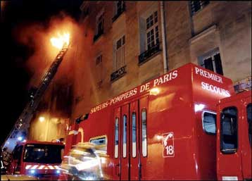 Μάχη με τις φλόγες σε αποθήκη στο κέντρο της γαλλικής πρωτεύουσας