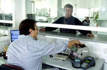 Με φορολογικό έλεγχο απειλεί η Εφορία όσους περιμένουν επιστροφές ΦΠΑ