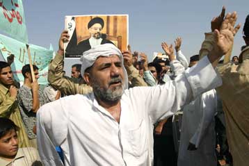 Ογκώδης συγκέντρωση των σιιτών στη Βασόρα υπέρ του νέου Συντάγματος του Ιράκ