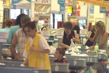 Επεισοδιακές εκδηλώσεις διαμαρτυρίας έξω από πολυκαταστήματα κατά του νέου ωραρίου