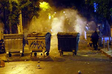 Επεισόδια και μολότοφ έξω από τον χώρο του Πολυτεχνείου