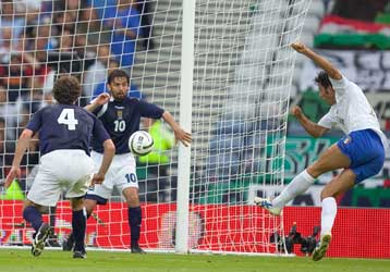 Τζο Κόουλ, Μούτου και Νίστελροϊ έδωσαν τη νίκη σε Αγγλία, Ρουμανία και Ολλανδία