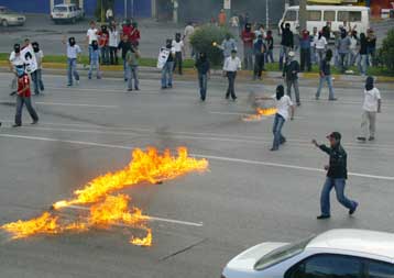Επεισόδια μεταξύ οπαδών και αντιπάλων του Οτζαλάν με δεκάδες τραυματίες