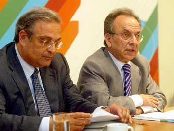 Το νέο ωράριο των καταστημάτων θα εφαρμοστεί, διαμηνύει το υπουργείο Ανάπτυξης