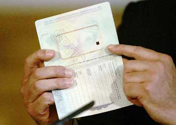 «Στοπ» στο χαμόγελο στις φωτογραφίες διαβατηρίων στη Βρετανία για λόγους ασφαλείας